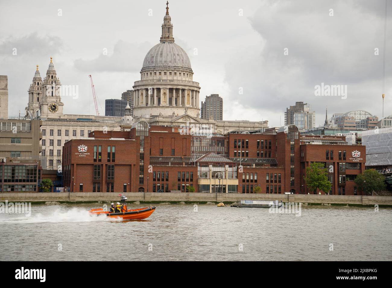 St Pauls Cathedral, Londra, Inghilterra. Una scialuppa di salvataggio RNLI gommone rigido sul fiume Tamigi. Foto Stock