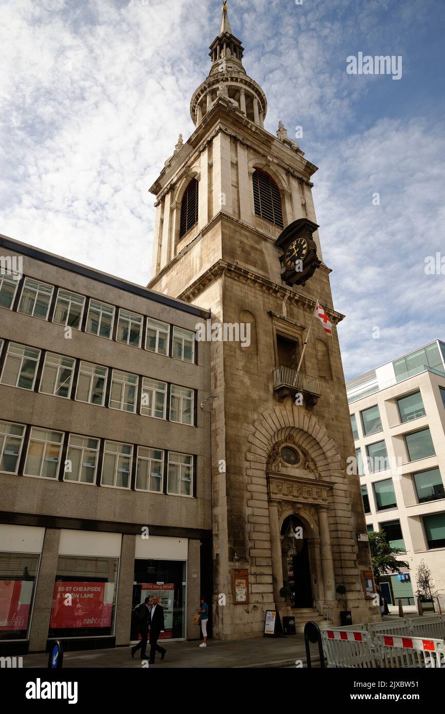 Campanile della chiesa di St Mary le Bow. Cheapside, Londra. Ricostruito dopo la seconda guerra mondiale. Edificio moderno abbastanza brutto attaccato ad esso! Foto Stock