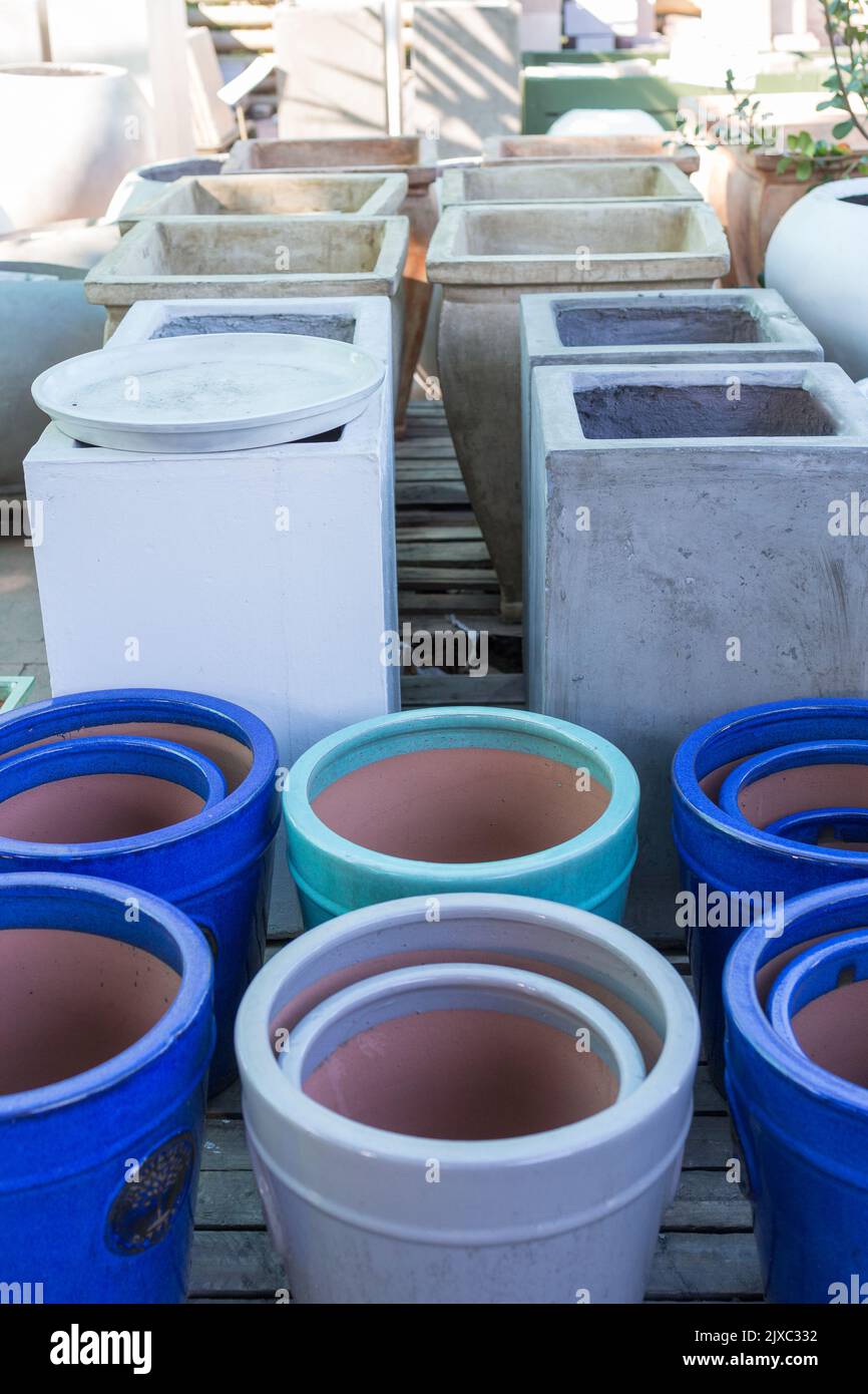 ceramica e cemento grandi vasi da giardino o contenitori all'aperto per la vendita in un centro giardino o vivaio concetto di giardinaggio e orticoltura Foto Stock