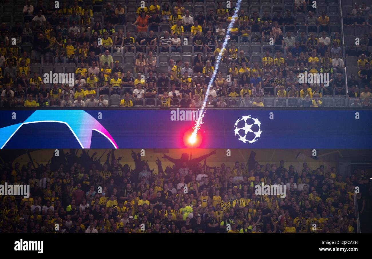 Feuerwerkskörper fliegt Richtung BVB Fans Borussia Dortmund - FC Kopenhagen 06.09.2022, Fussball; Saison 2022/23 Foto: Moritz Müller Copyright (nur Foto Stock