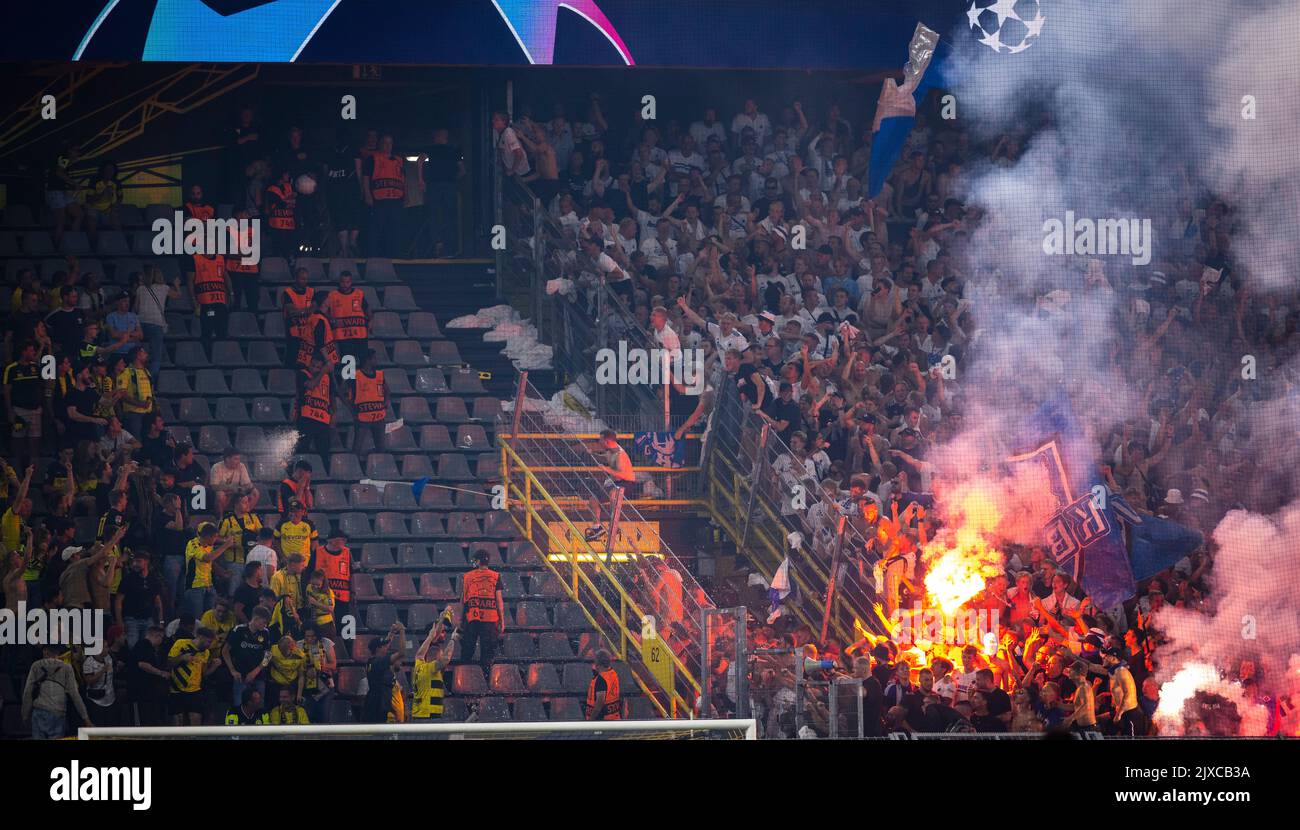 Feuerwerkskörper fliegt Richtung BVB Fans Borussia Dortmund - FC Kopenhagen 06.09.2022, Fussball; Saison 2022/23 Foto: Moritz Müller Copyright (nur Foto Stock