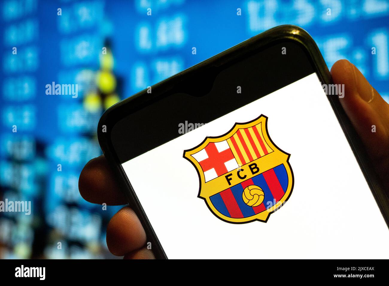 In questa foto, la squadra di calcio professionistica spagnola il logo Futbol Club Barcelona viene visualizzato sullo schermo di uno smartphone. Foto Stock