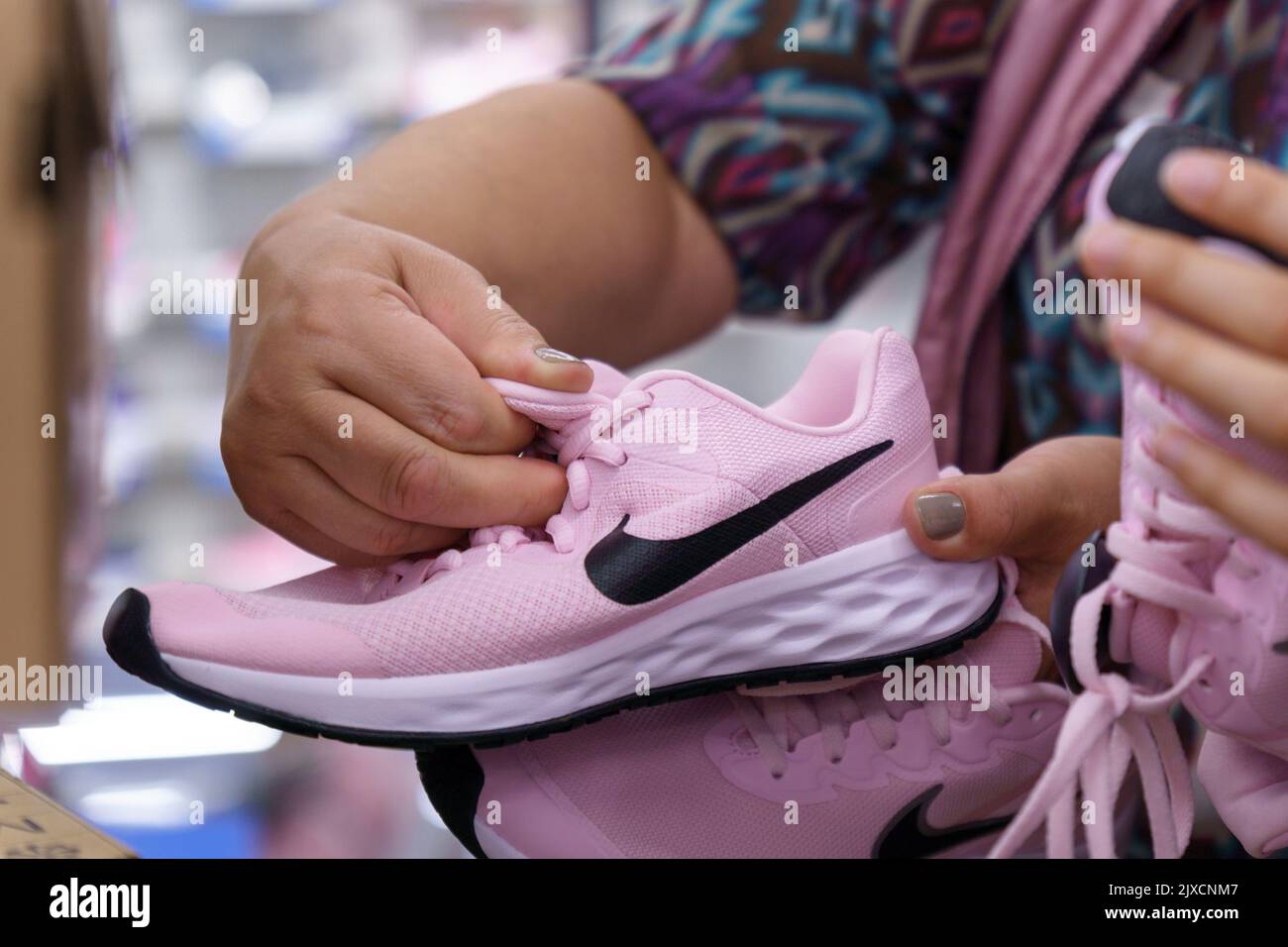 Nike pink shoes immagini e fotografie stock ad alta risoluzione - Alamy