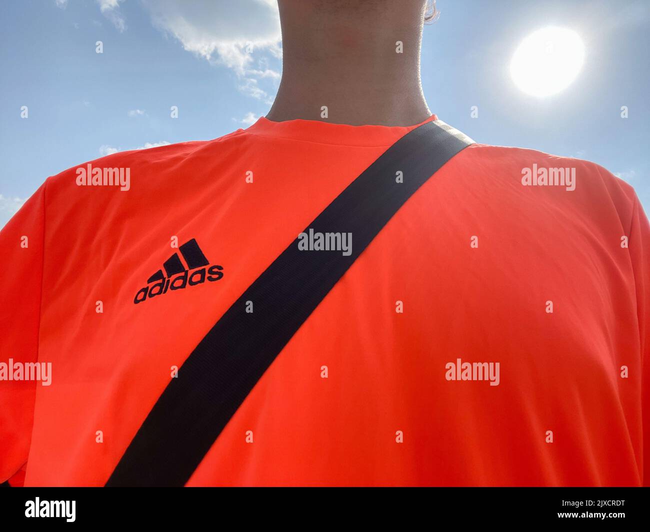 Tyumen, Russia-30 agosto 2022: Logo Adidas su T-shirt uomo. Adidas è designer tedesco e produttore di abbigliamento e accessori sportivi Foto Stock