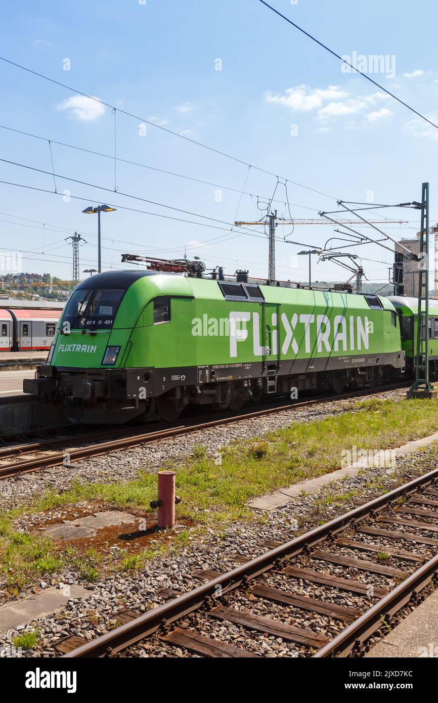 Stoccarda, Germania - 28 aprile 2022: Treno Flixtrain alla stazione ferroviaria principale formato ritratto a Stoccarda, Germania. Foto Stock