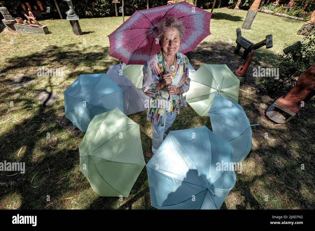 EVA de Jong-Duldig, figlia di Slawa Horowitz-Duldig, che ha inventato l' ombrello pieghevole, si posa per una fotografia al Duldig Studio di East  Malvern, Melbourne, martedì 6 febbraio 2018. (AAP Image/Luis Enrique Ascui