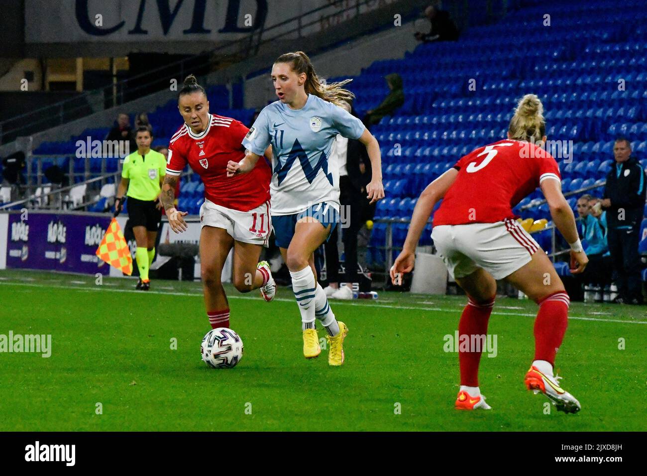 Cardiff, Galles. 6 settembre 2022. Lara Prašnikar della Slovenia sotto la pressione di Natasha Harding del Galles mentre Rhiannon Roberts del Galles guarda durante il FIFA Women's World Cup Qualifier Group mi incontro tra il Galles e la Slovenia al Cardiff City Stadium di Cardiff, Galles, Regno Unito il 6 settembre 2022. Credit: Duncan Thomas/Majestic Media. Foto Stock