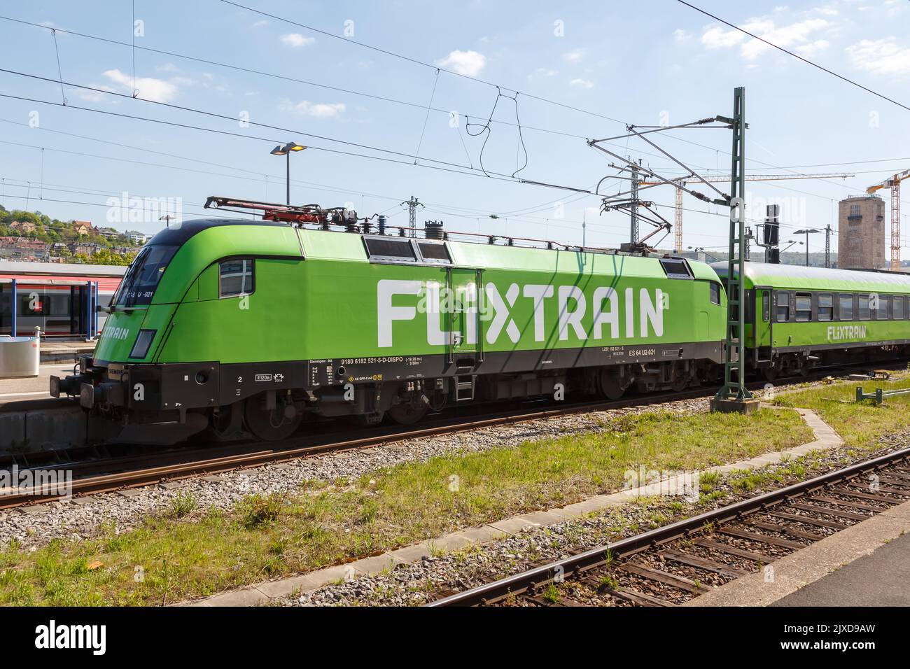 Stoccarda, Germania - 28 aprile 2022: Treno Flixtrain alla stazione ferroviaria principale di Stoccarda, Germania. Foto Stock