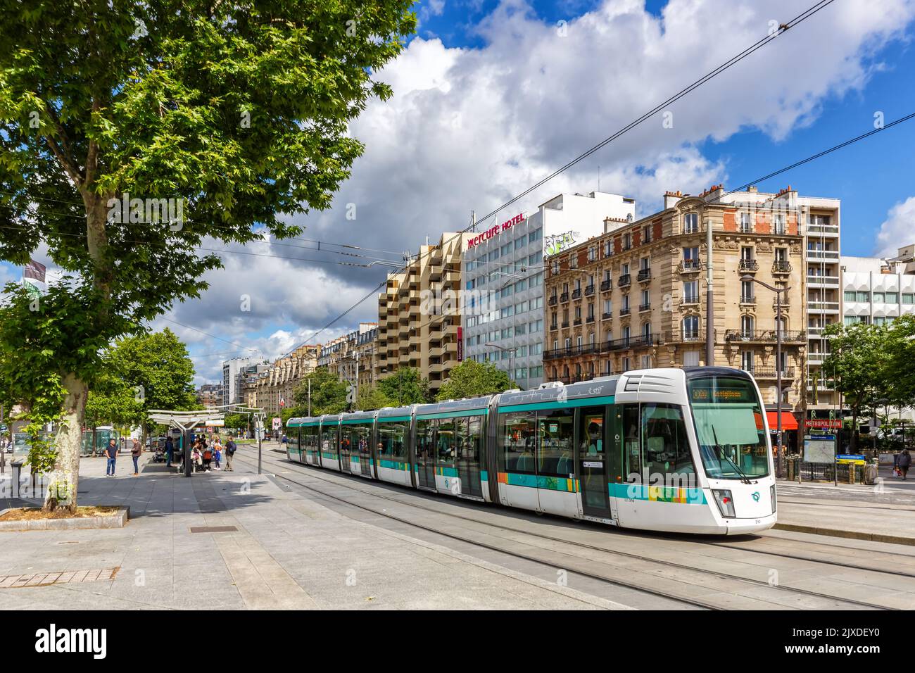 Parigi, Francia - 6 giugno 2022: Tram leggero Alstom Citadis 402 sulla linea T3a a Porte de Versailles fermata mezzi pubblici transportatio Foto Stock