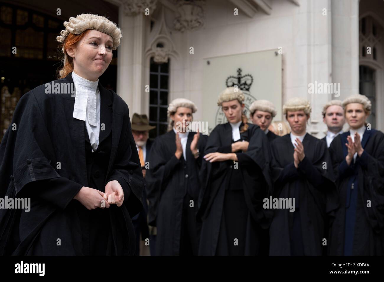 Il 6th settembre 2022, a Londra, Inghilterra, gli avvocati proseguono la loro azione di sciopero indefinito con una protesta al di fuori della Corte Suprema in Piazza del Parlamento per le scarse condizioni di lavoro e la bassa retribuzione dovuta all'insufficiente aumento delle tasse per gli aiuti legali. Lunedì, gli avvocati hanno iniziato il loro primo sciopero indefinito su tutte le richieste di un immediato aumento del 25% delle spese di assistenza legale, dopo una diminuzione dei loro guadagni reali del 28%. Il Ministero della Giustizia (Moj) ha offerto il 15%, ma si applicherà solo ai nuovi casi, vi è attualmente un arretrato di circa 60.000 casi. Foto Stock