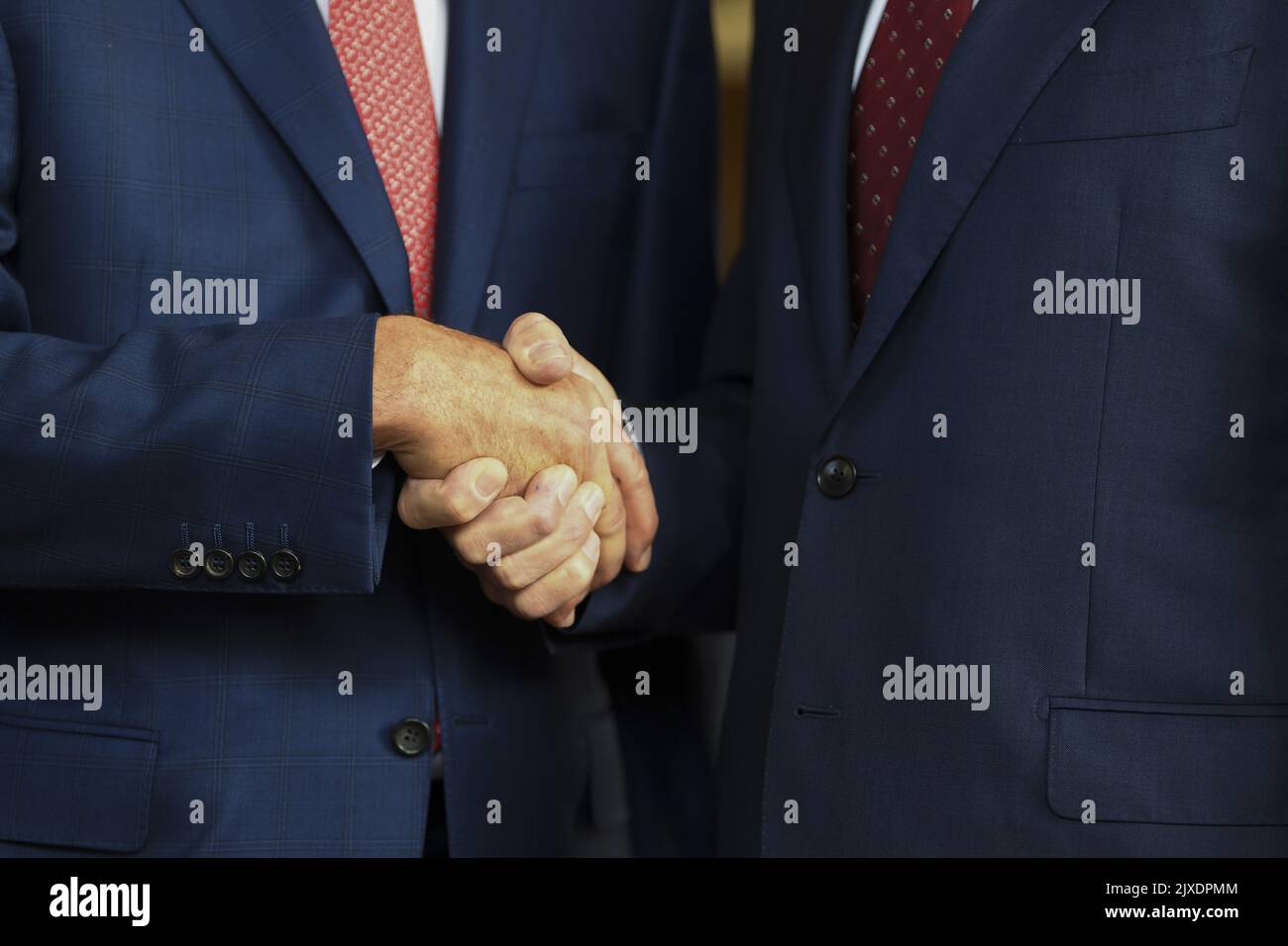 Il neo-eletto leader del partito Michael McCormack (a destra) scuote le mani con il primo ministro australiano Malcolm Turnbull dopo essere stato giurato come vice primo ministro australiano durante una cerimonia alla Government House di Canberra, lunedì 26 febbraio 2018. (Immagine AAP/Coch Lukas) Foto Stock