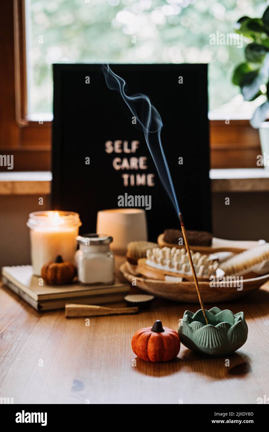 Self-care, Wellness in autunno, stagione fredda invernale. Testo della tavola della lettera Self Care Time, bastoni aromatici, corpo e self-care cosmetici fatti a mano e la bellezza Foto Stock