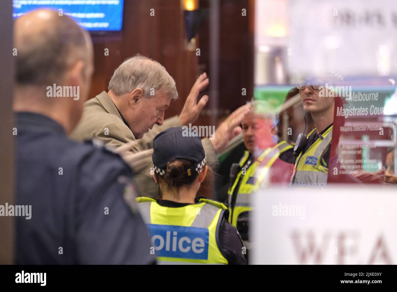 Il Cardinale George Pell arriva alla Corte Magistrati di Melbourne lunedì 5 marzo 2018. (Immagine AAP/Luis Ascani) Foto Stock