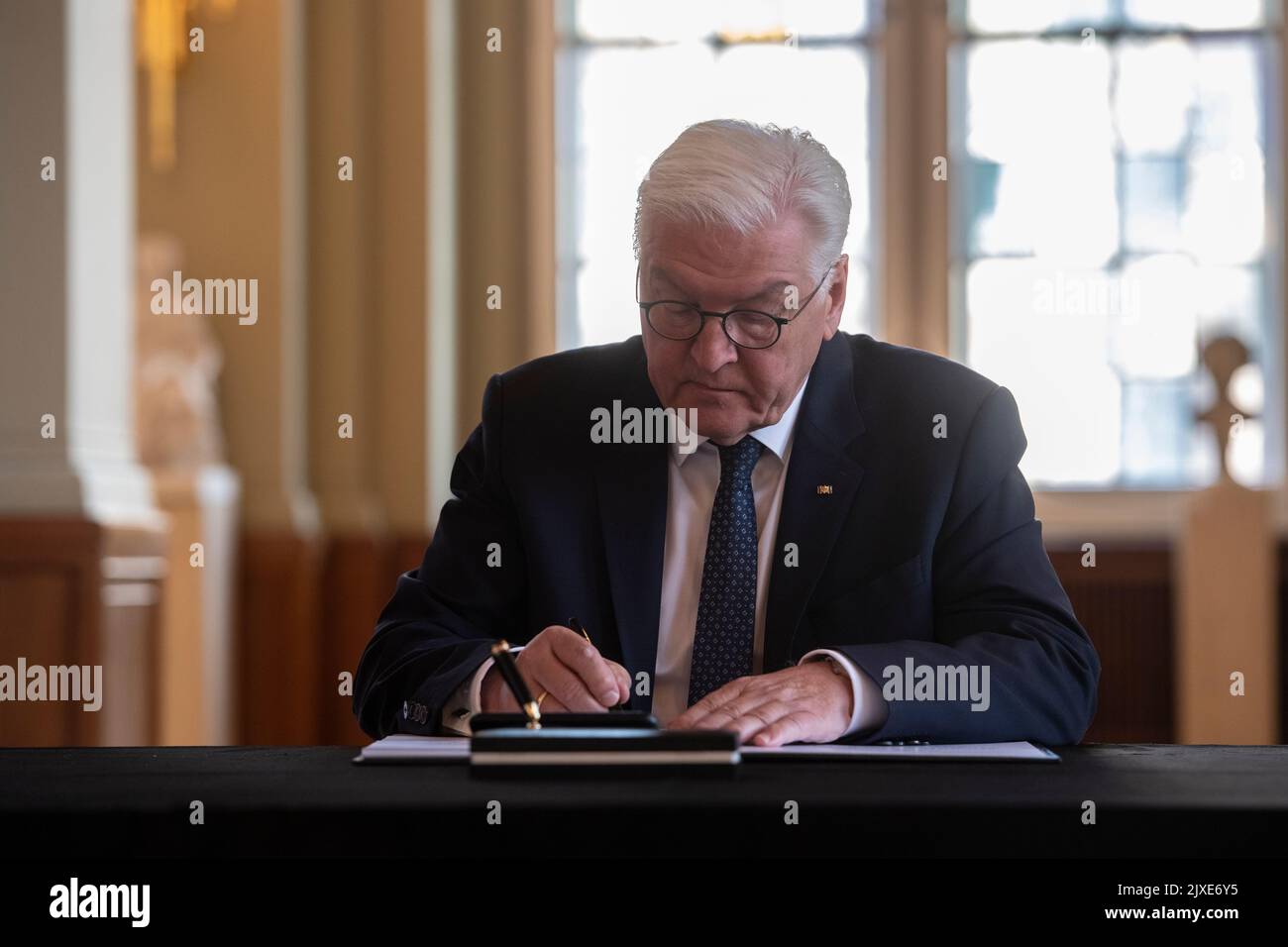 Berlino, Germania. 07th Set, 2022. Il presidente tedesco Frank-Walter Steinmeier firma il libro delle condoglianze per il defunto presidente russo Mikhail Gorbachev presso il Municipio Rosso. Credit: Paul Zinken/dpa/Alamy Live News Foto Stock