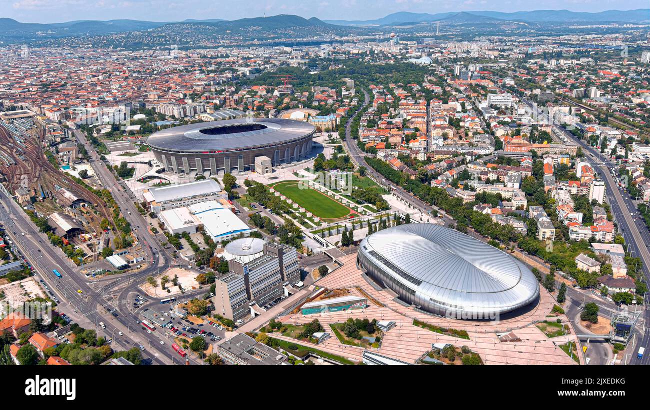 BUDAPEST, UNGHERIA - 2 agosto 2022: La nuova Puskas Arena è un'iconica e moderna sede di eventi e arena sportiva. Vista panoramica della città anche da piedi Foto Stock