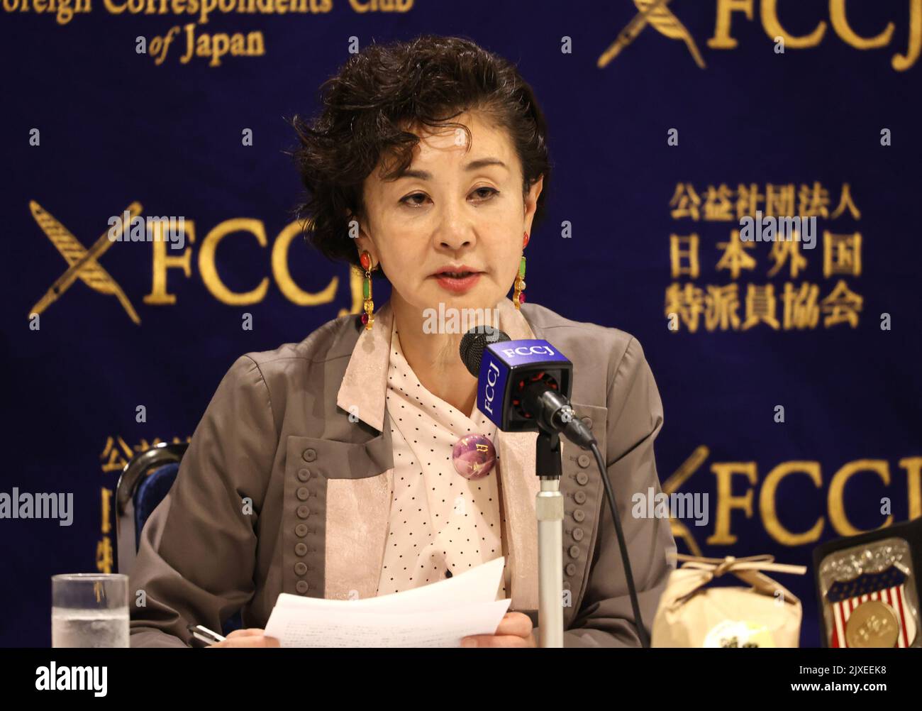 Tokyo, Giappone. 7th Set, 2022. L'opposizione giapponese Mitsuko Ishii, legislatore del Japan Innovation Party, interviene in una conferenza stampa per annunciare incontri di beneficenza di lotta professionale per sostenere l'Ucraina al Foreign Corinterpelled' Club of Japan di Tokyo mercoledì 7 settembre 2022. I lottatori professionisti giapponesi The Great Sasuke, Masato Tanaka e altri lottatori avranno incontri di beneficenza al festival di Tako nella prefettura di Chiba, nella periferia di Tokyo, il 10 settembre e raccoglieranno donazioni per gli sfollati dell'Ucraina in Giappone. Credit: Yoshio Tsunoda/AFLO/Alamy Live News Foto Stock