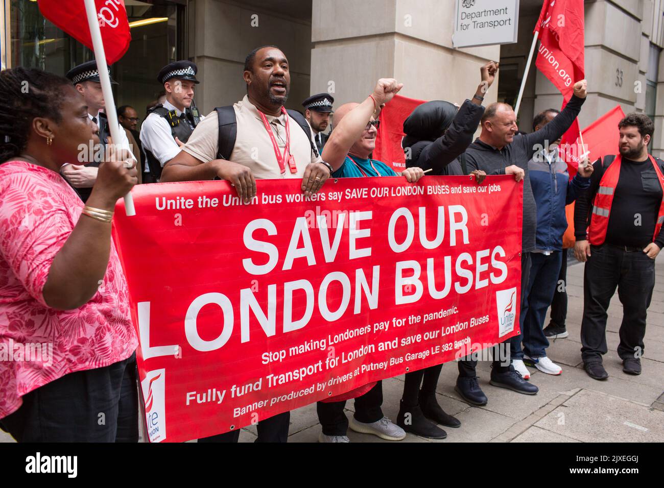 Londra UK 6th settembre 2022 i membri del sindacato Unite protestano al di fuori del Dipartimento dei Trasporti per salvare le rotte degli autobus di Londra Foto Stock