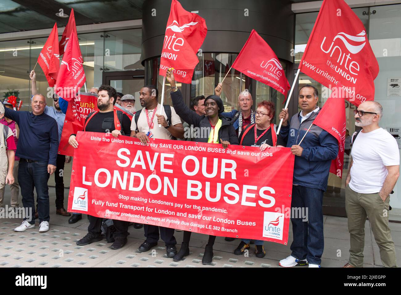 Londra UK 6th settembre 2022 i membri del sindacato Unite protestano al di fuori del Dipartimento dei Trasporti per salvare le rotte degli autobus di Londra Foto Stock