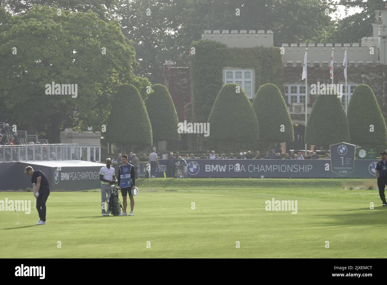 Wentworth, Surrey, Regno Unito. 7th Set, 2022. L'icona della TV Dan Walker gioca il suo secondo colpo alla prima buca al ProAm, celebrità del campionato BMW/PGA, tenuto al Wentworth Golf Club, Virginia Water, Surrey. Credit: Motofoto/Alamy Live News Foto Stock