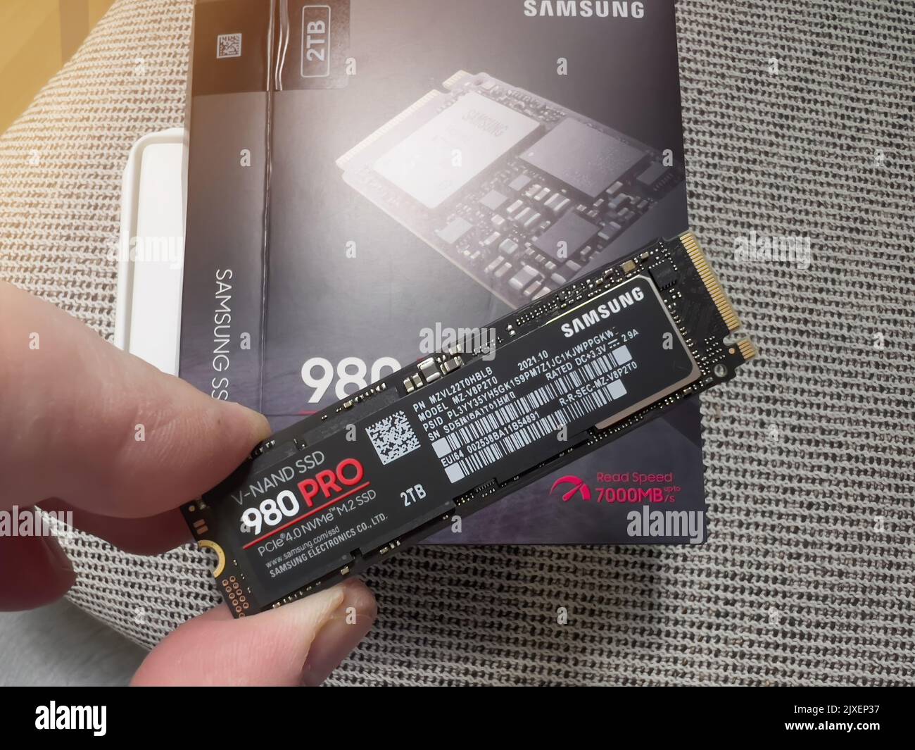 Parigi, Francia - 8 agosto 2022: Mano POV maschio disimballaggio disimballaggio nuovo Samsung 980 Pro NVME ss disco rigido per il personal computer o mac aggiornamento Apple Foto Stock