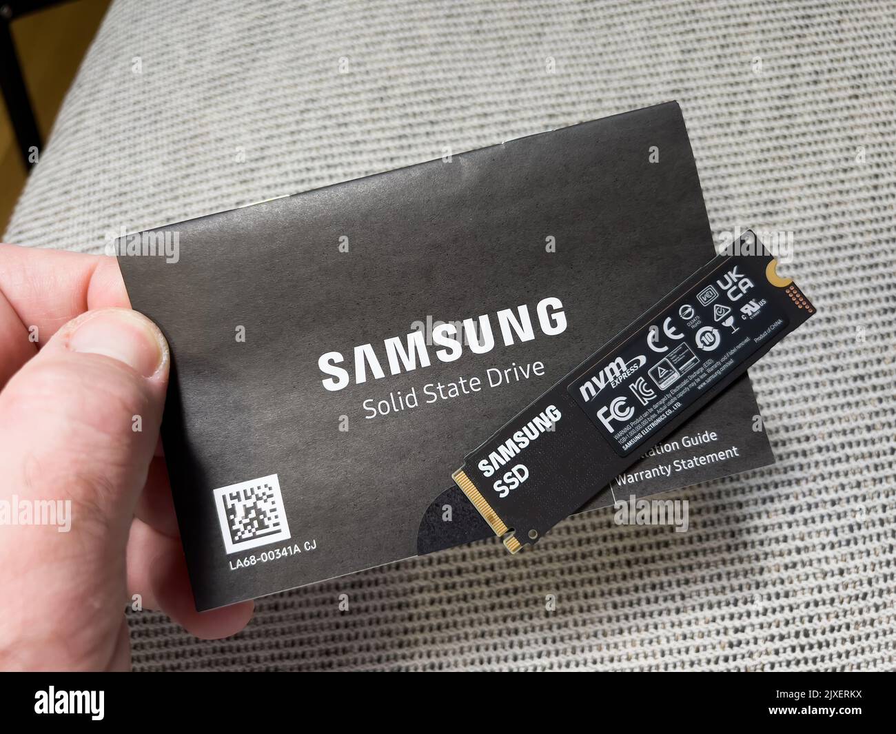 Parigi, Francia - 8 agosto 2022: Mano POV maschio disimballaggio disimballaggio nuovo Samsung 980 Pro NVME ss disco rigido per il personal computer o mac aggiornamento Apple Foto Stock