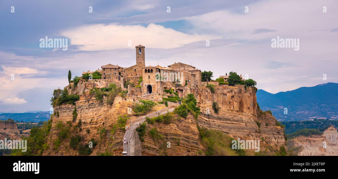 Antica città di Bagnoregio, Italia. Vecchio villaggio in collina con un ponte Foto Stock