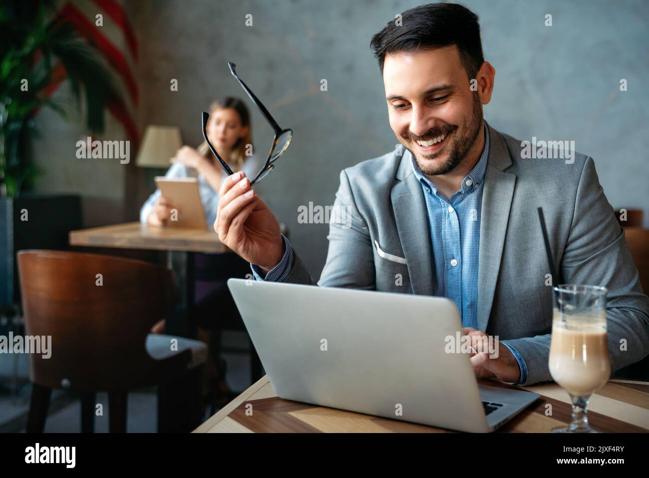 L'informazione e la tecnologia sono molto importanti nel mondo degli affari Foto Stock