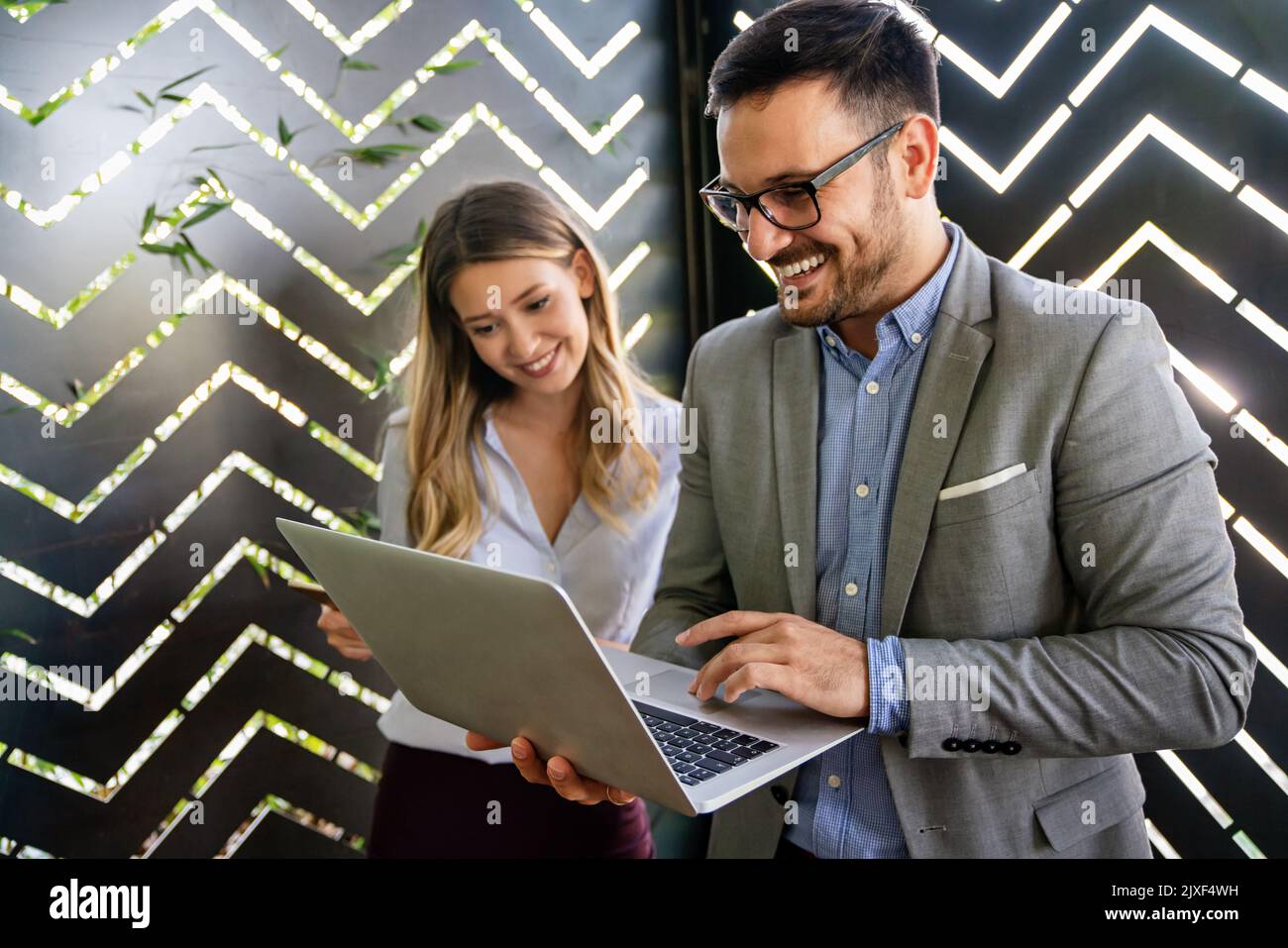 L'informazione e la tecnologia sono molto importanti nel mondo degli affari Foto Stock