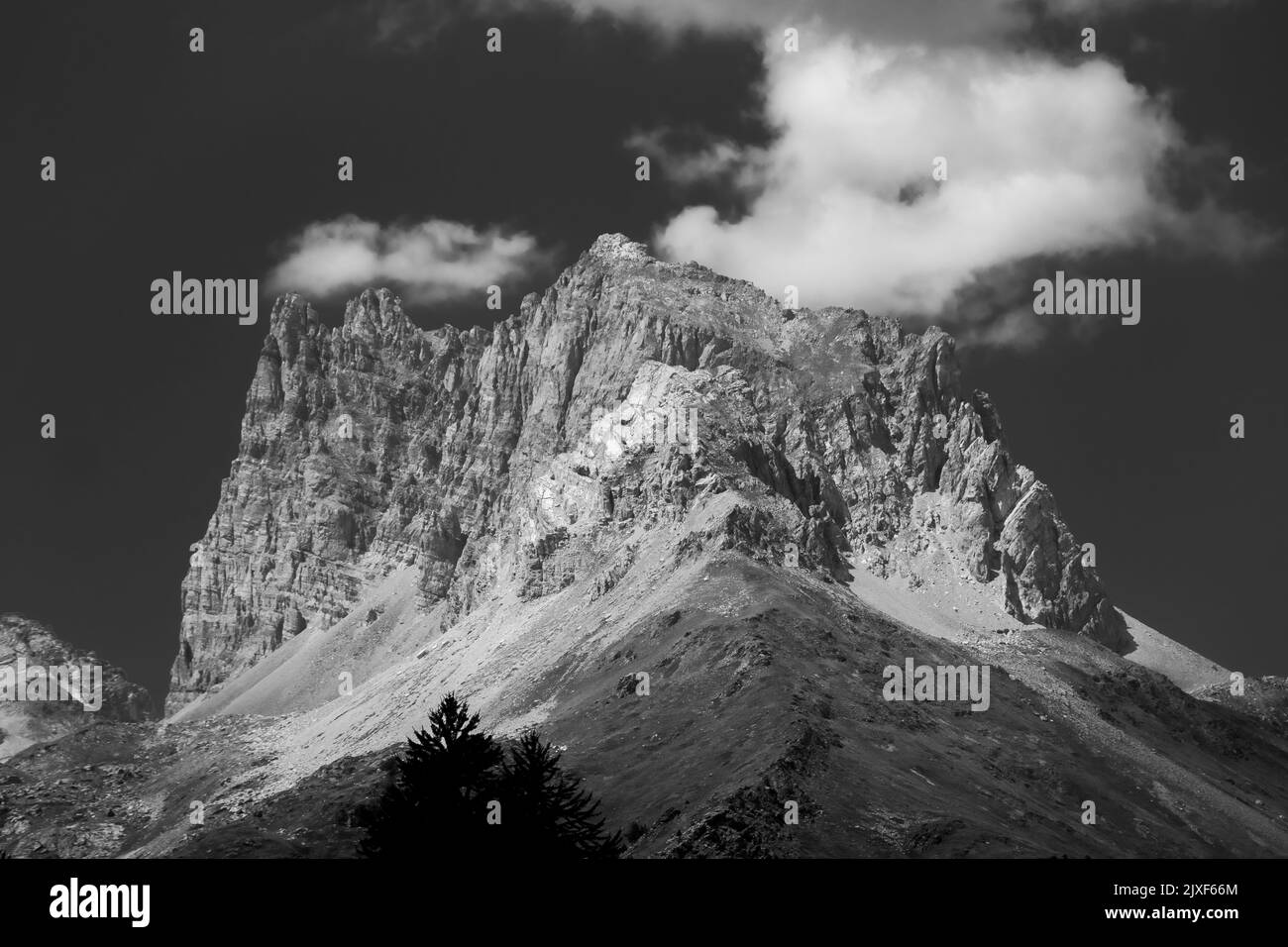 Bella vista del Monte Thabor nelle Alpi di Francia in bianco e nero Foto Stock