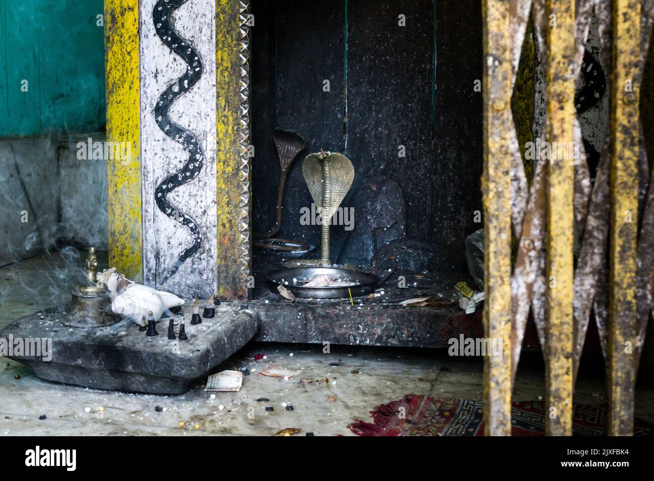 Marzo 3rd 2021 Uttarakhand India. Un luogo di culto dedicato al dio serpente con una statua di metallo os King Cobra serpente. Serpent Dio Tempio nella regione rurale Foto Stock