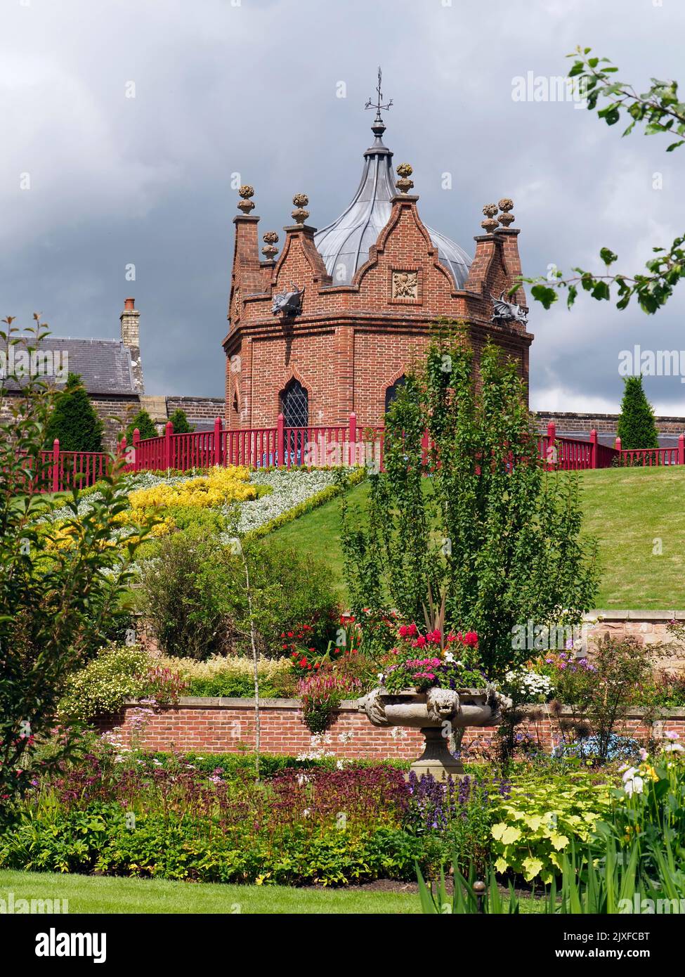 La Folly Belvedere nel giardino murato della Regina Elisabetta, Dumfries House, Ayrshire, Scozia, Regno Unito Foto Stock