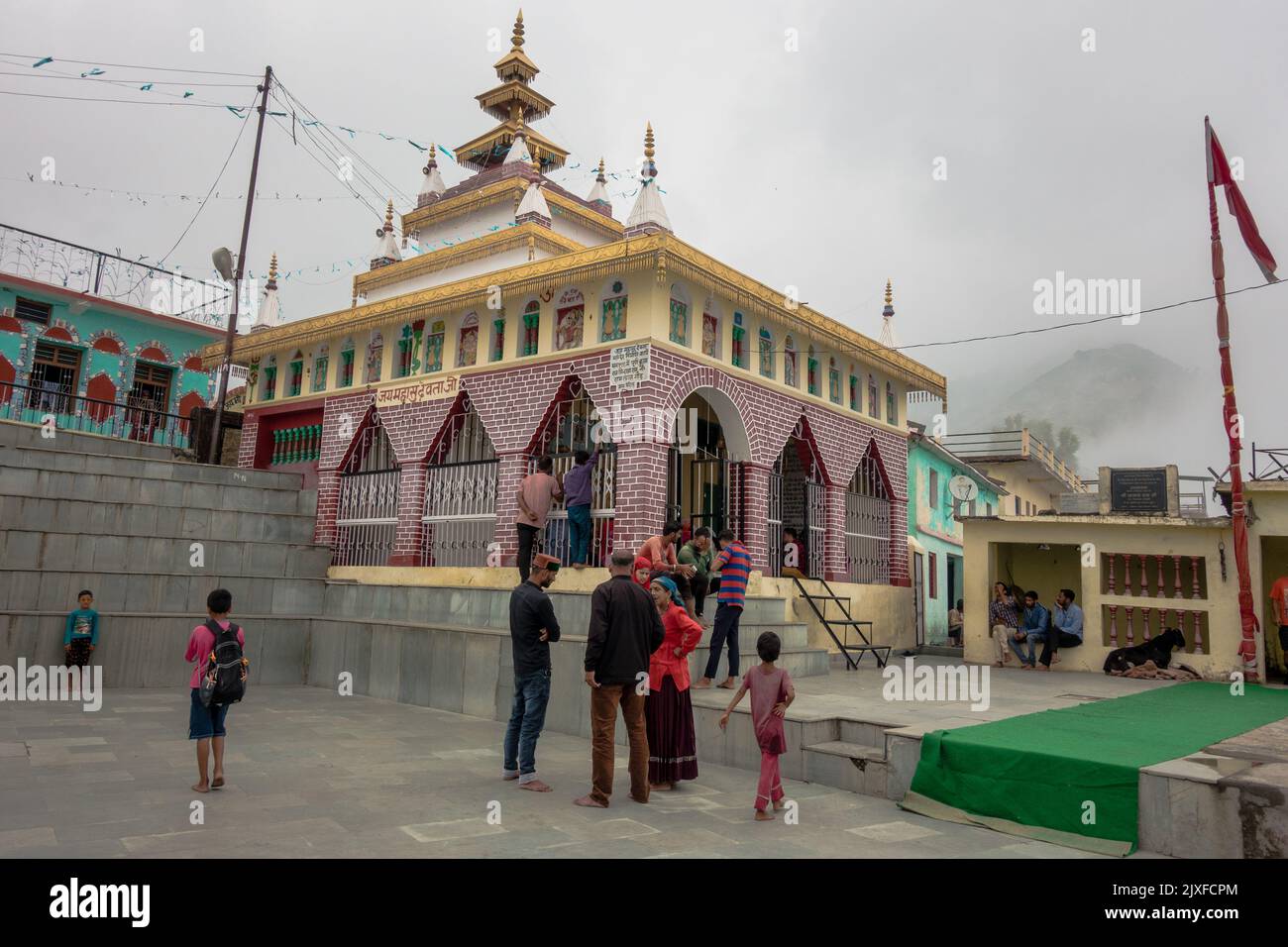 Luglio 18th 2021 Uttarakhand India. La gente che visita il tempio nel nord dell'India dedicato a Mhasu Devta, il dio nativo della regione nel distretto di Jaunpur Foto Stock