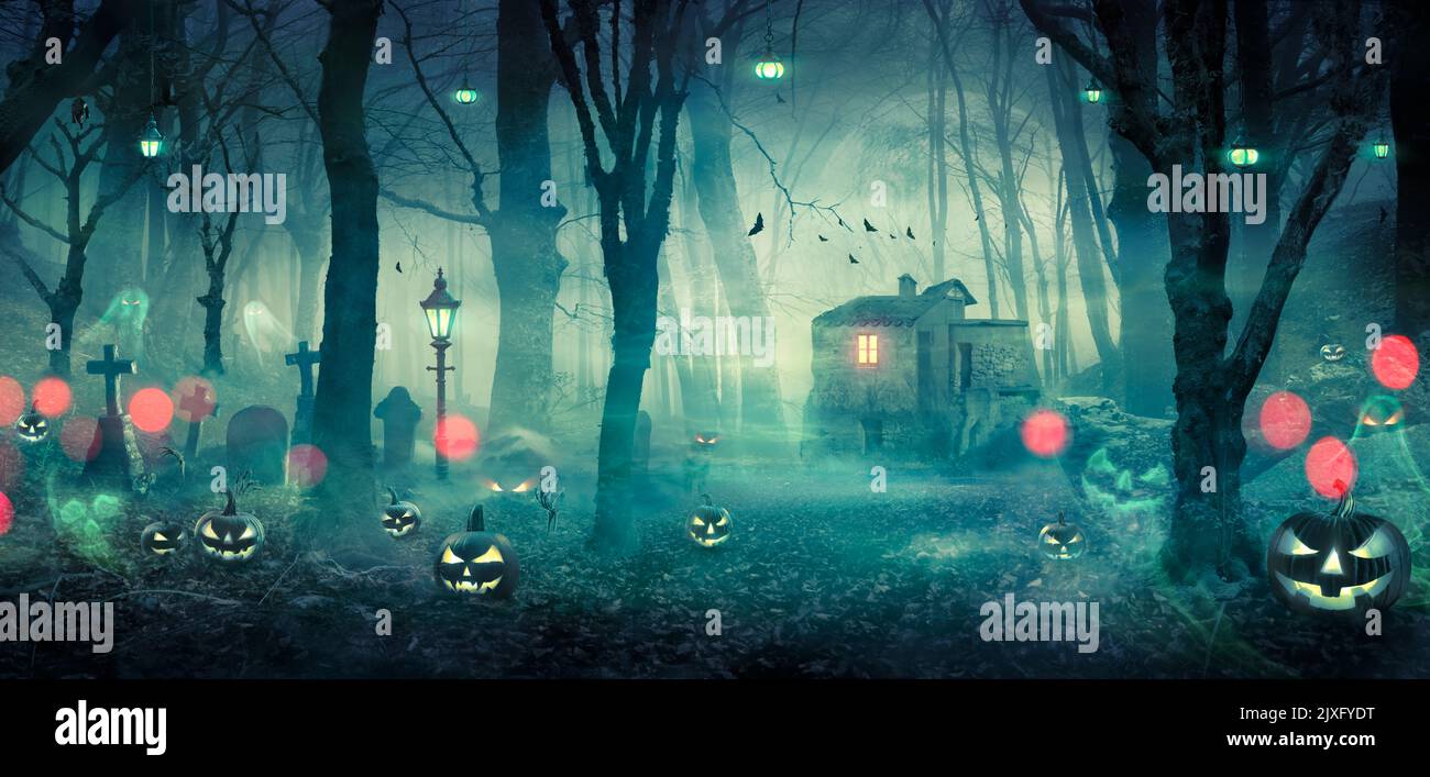 Halloween - Casa infestata nella foresta di Spooky di notte con zucche e fantasmi Foto Stock