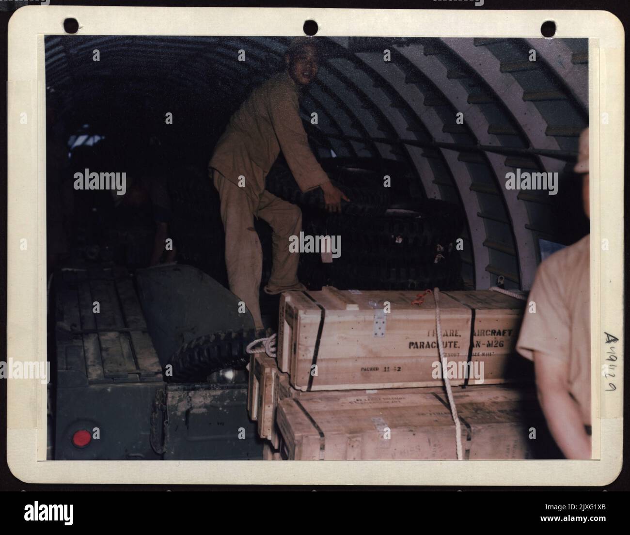 Coolies scaricando Un Curtiss C-46 in Cina. Foto Stock