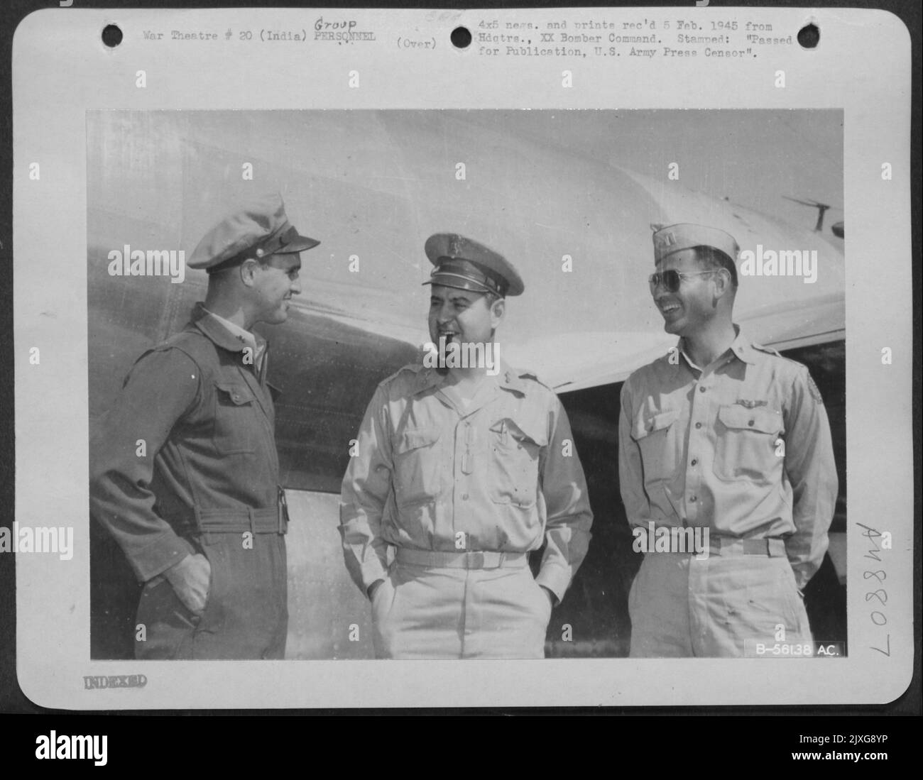 India - Curtis generale maggiore E. Lemay (Center) è raffigurato con pilota e co-pilota che lo hanno volato dall'India alle Marianas in Un Boeing B-29 Superfortress. A sinistra è il maggiore Renato Simoni, San Jose, California, Co-pilota; e a destra è il Capitano Robert Berman, O. Foto Stock