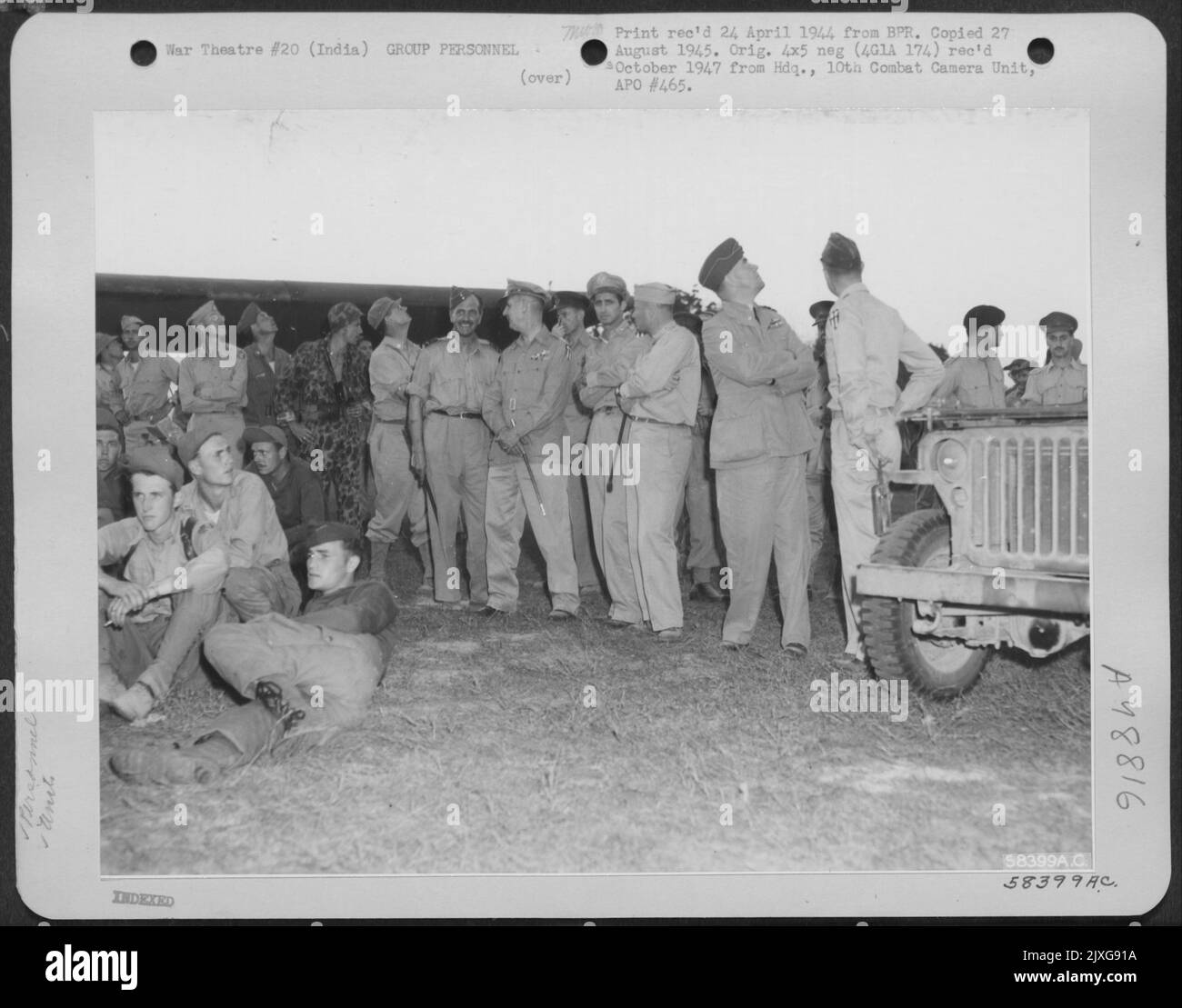 Il giorno in cui si sarebbe svolta l'invasione militare di Burma del 1st, gli uomini spazzano fuori il ritorno di Un aereo che trasportava foto di ricognizione dell'ultimo minuto in Birmania. Tra i visitatori vi erano il maggiore Generale George E. Stratemeyer e il Maresciallo dell'aria Sir John E.A. Baldwin Foto Stock