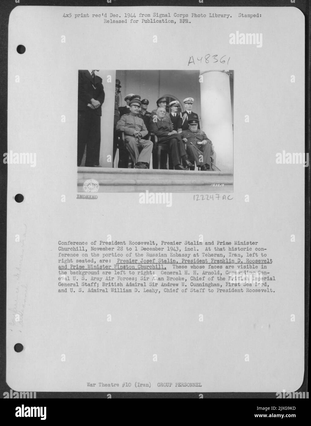 Conferenza del Presidente Roosevelt, del Premier Stalin e del primo Ministro Churchill, dal 28 novembre al 1 dicembre 1943, incl. A quella storica Conferenza sul Portico dell'Ambasciata Russa a Teheran, in Iran, da sinistra a destra seduti, sono: Il Premier Josef Stalin, Pr Foto Stock