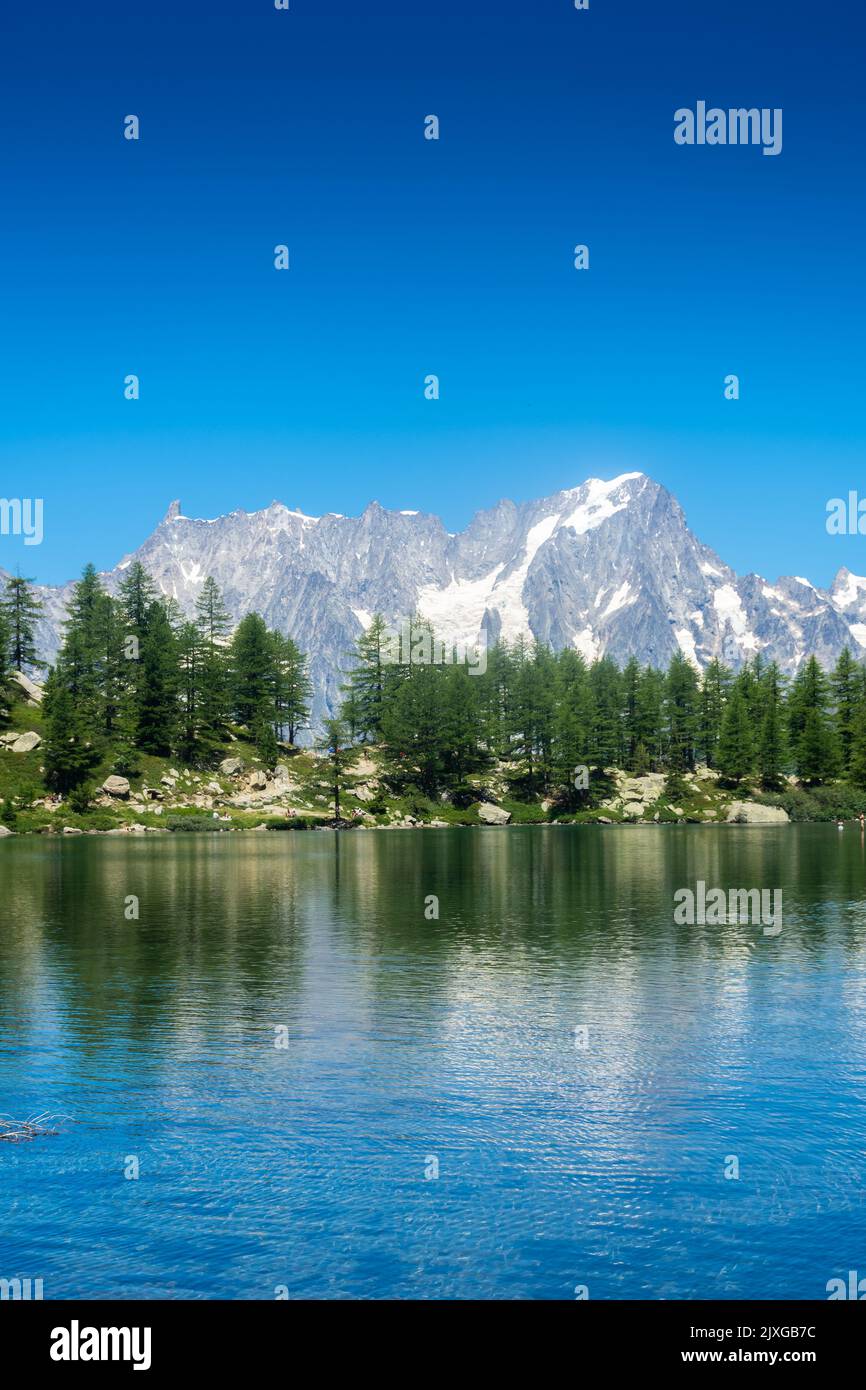 Bella riflessione del Monte Bianco sul Lago d'Arpy, Valle d'Aosta, Italia Foto Stock