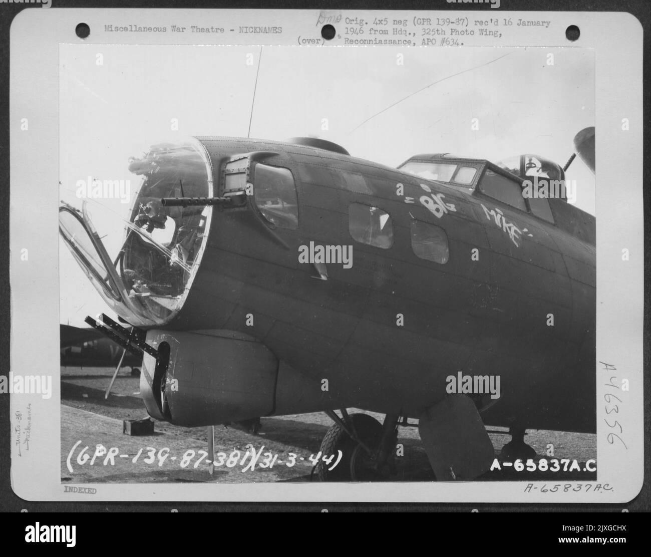 Il Boeing B-17 'Flying Fortress', 'Big Mike' del 381st Bomb Group, si è posto in una base dell'aeronautica militare del 8th vicino a Ridgewell, Essex County, Inghilterra, 30 maggio 1944. Foto Stock