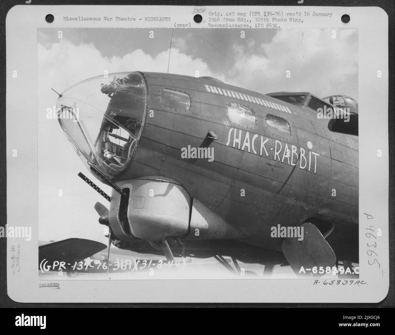 Il Boeing B-17 'Flying Fortress' 'Shack Rabbit' del 381st Bomb Group si ...