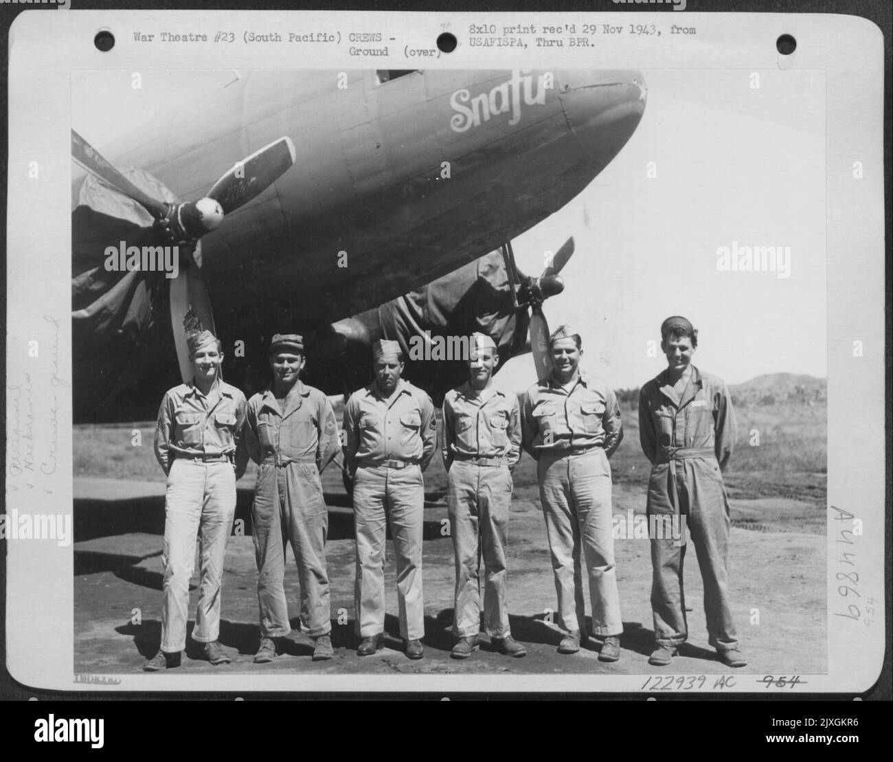 Sei Indian Men, membri del Ground Crew della famosa 13th Air Force, posano di fronte a 'Snafu', i primi due aerei da trasporto a terra su Munda Airfield. Lo Squadrone è stato scelto per volare la signora Eleanor Roosevelt, durante la sua recente visita in questo Paci Sud Foto Stock