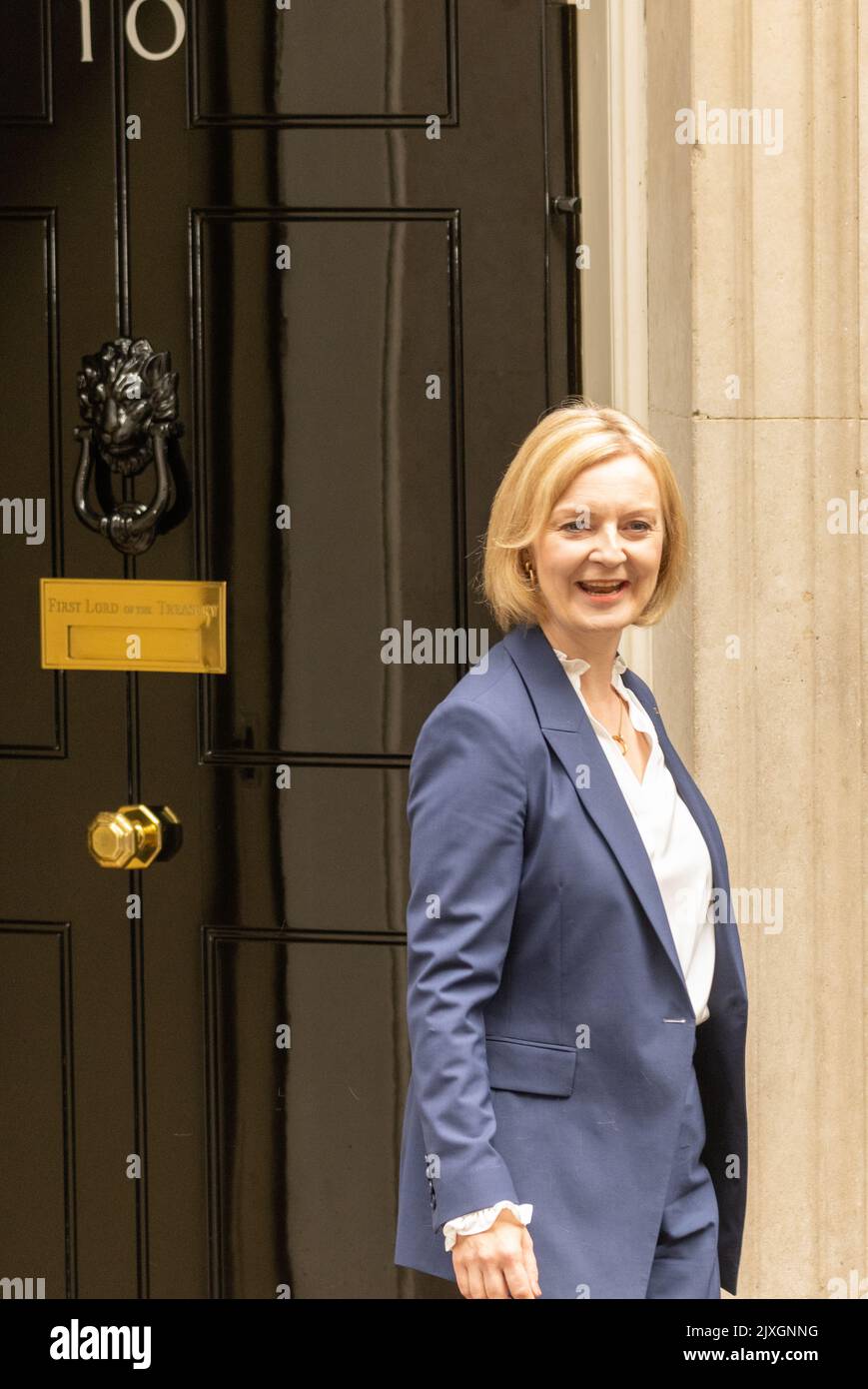 Londra, Regno Unito. 7th Set, 2022. Liz Truss, primo ministro, lascia 10 Downing Street per le sue domande del primo primo ministro (PMQ) credito: Ian Davidson/Alamy Live News Foto Stock