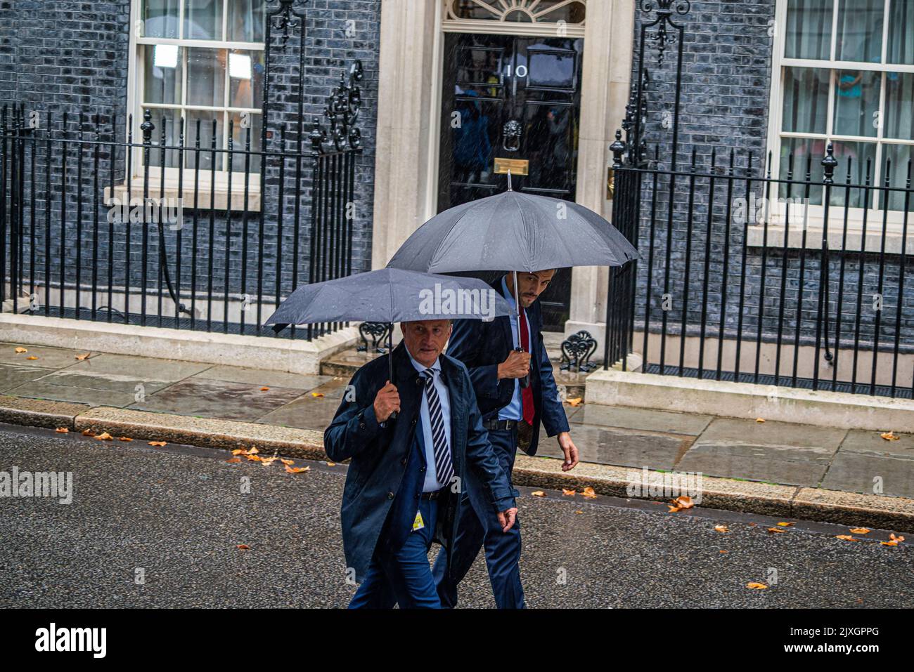 Londra, Regno Unito. 7th Set, 2022. Gli ufficiali di protezione in Downing Street sono catturati in una crisi torrenziale prima che il primo ministro Elizabeth (Liz) Truss partecipi ai suoi primi PMQ in Parlamento. Credit: amer Ghazzal/Alamy Live News Foto Stock