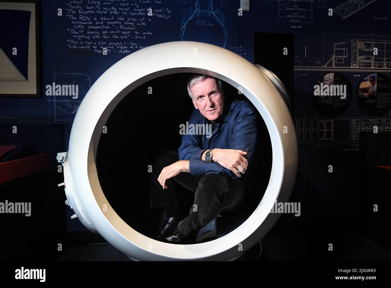 Il regista James Cameron si propone per una foto con un modello in scala  della cabina di pilotaggio Deepsea Challenger in occasione dell'anteprima  mediatica della sfida The Deep Exhibition presso l'Australian National