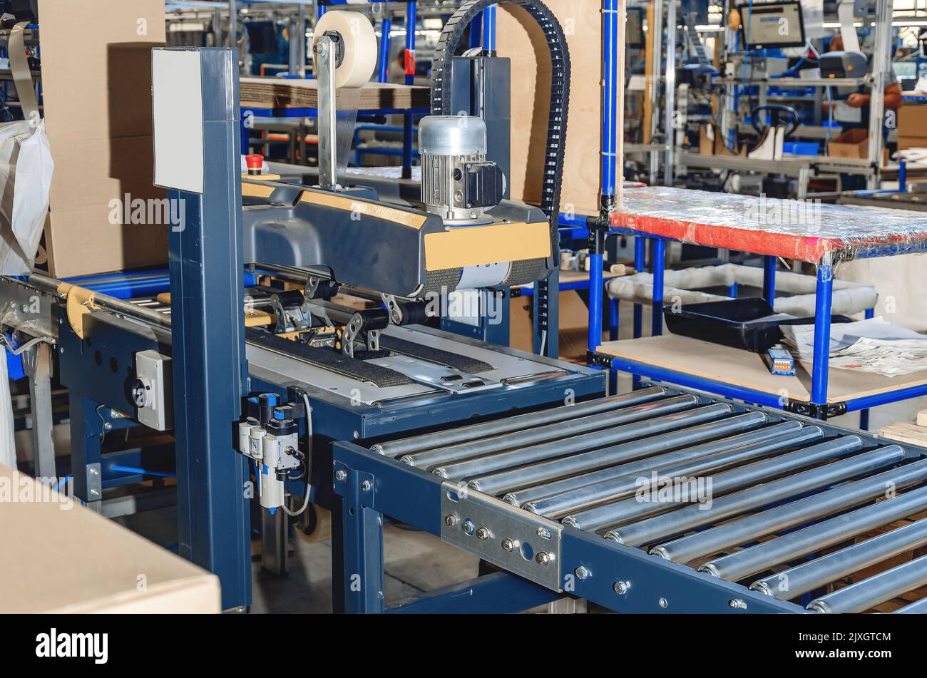 Confezionatrice di cartone. Linea di produzione di imballaggi. Industria Foto Stock