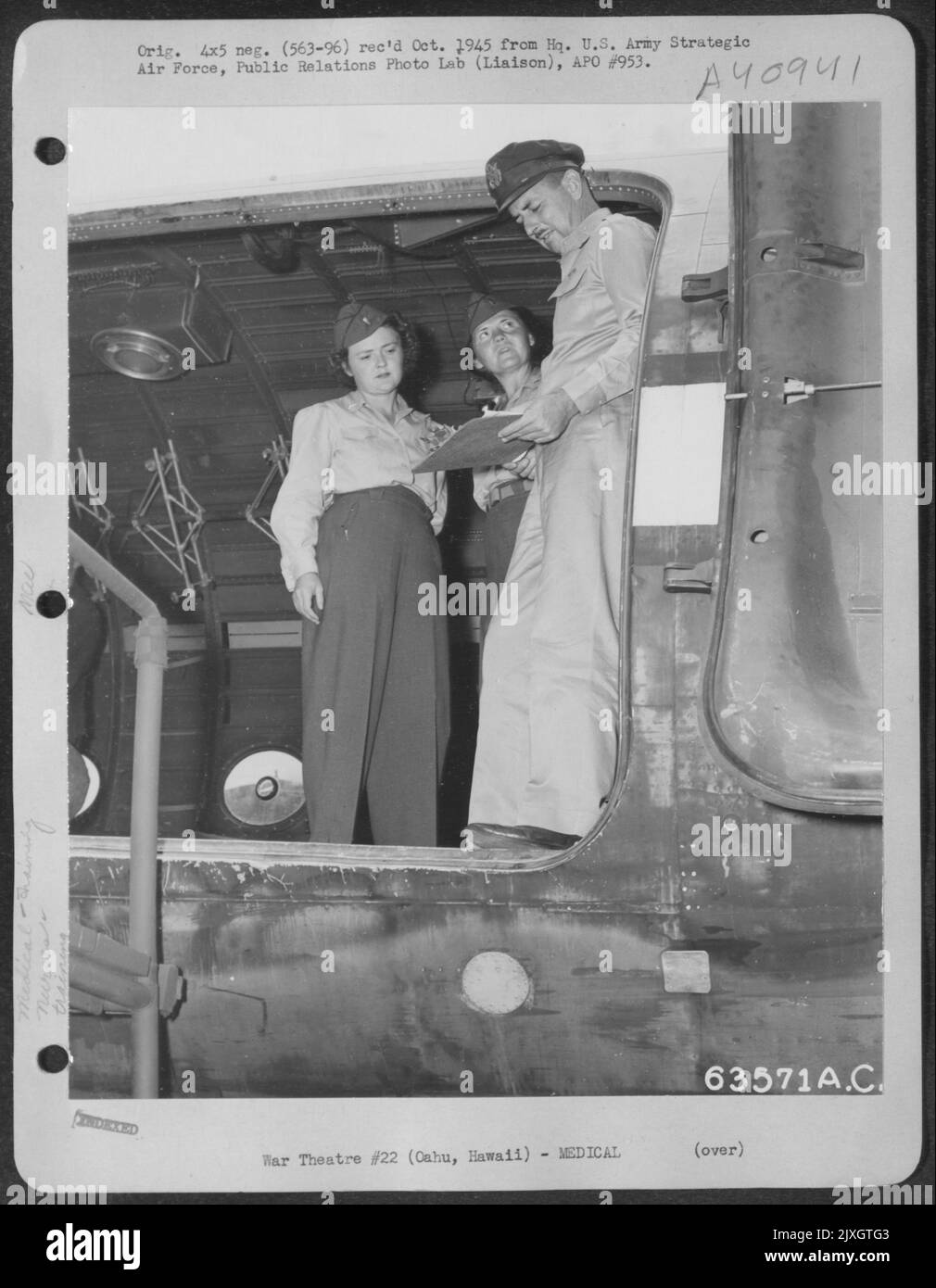 Infermieri di volo in corso di formazione sulla Bivouac Area a Oahu, Hawaii, per il lavoro nelle giungle. 21 maggio 1944. Foto Stock