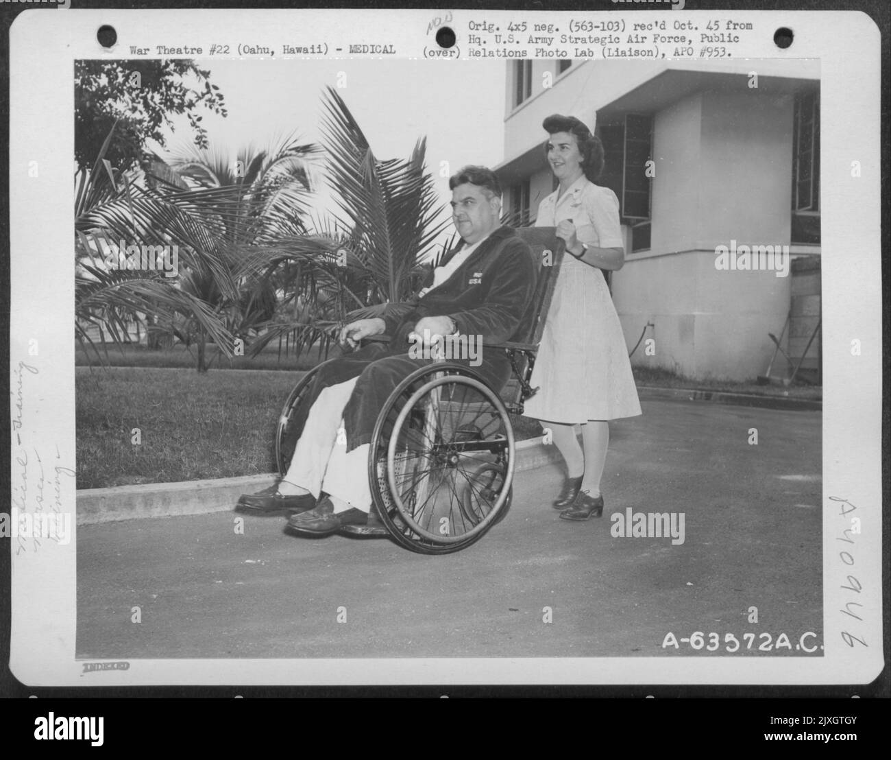 Infermieri di volo in corso di formazione sulla Bivouac Area a Oahu, Hawaii, per il lavoro nelle giungle. 21 maggio 1944. Foto Stock