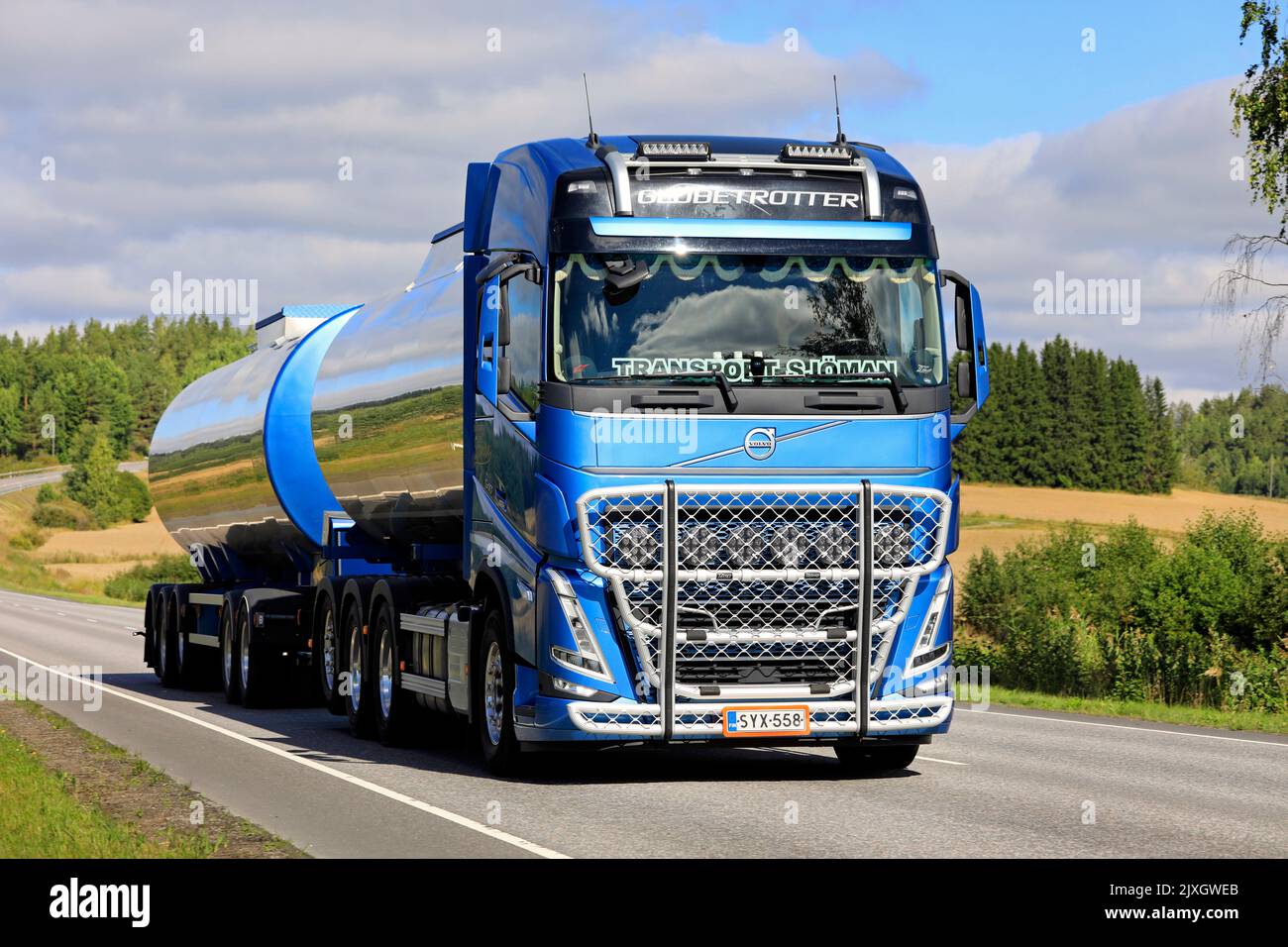 Nuovo, blu Volvo FH540 carro armato di trasporto Sjoman Oy AB a velocità su autostrada 52 in una giornata di sole di fine estate. Salo, Finlandia. Agosto 25, 2022. Foto Stock