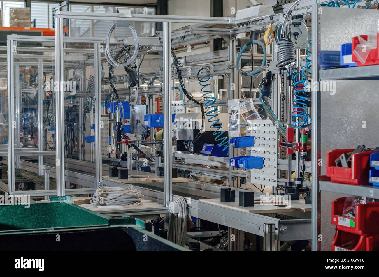 Linea di produzione automatizzata in fabbrica. Fili, cavi. Foto Stock