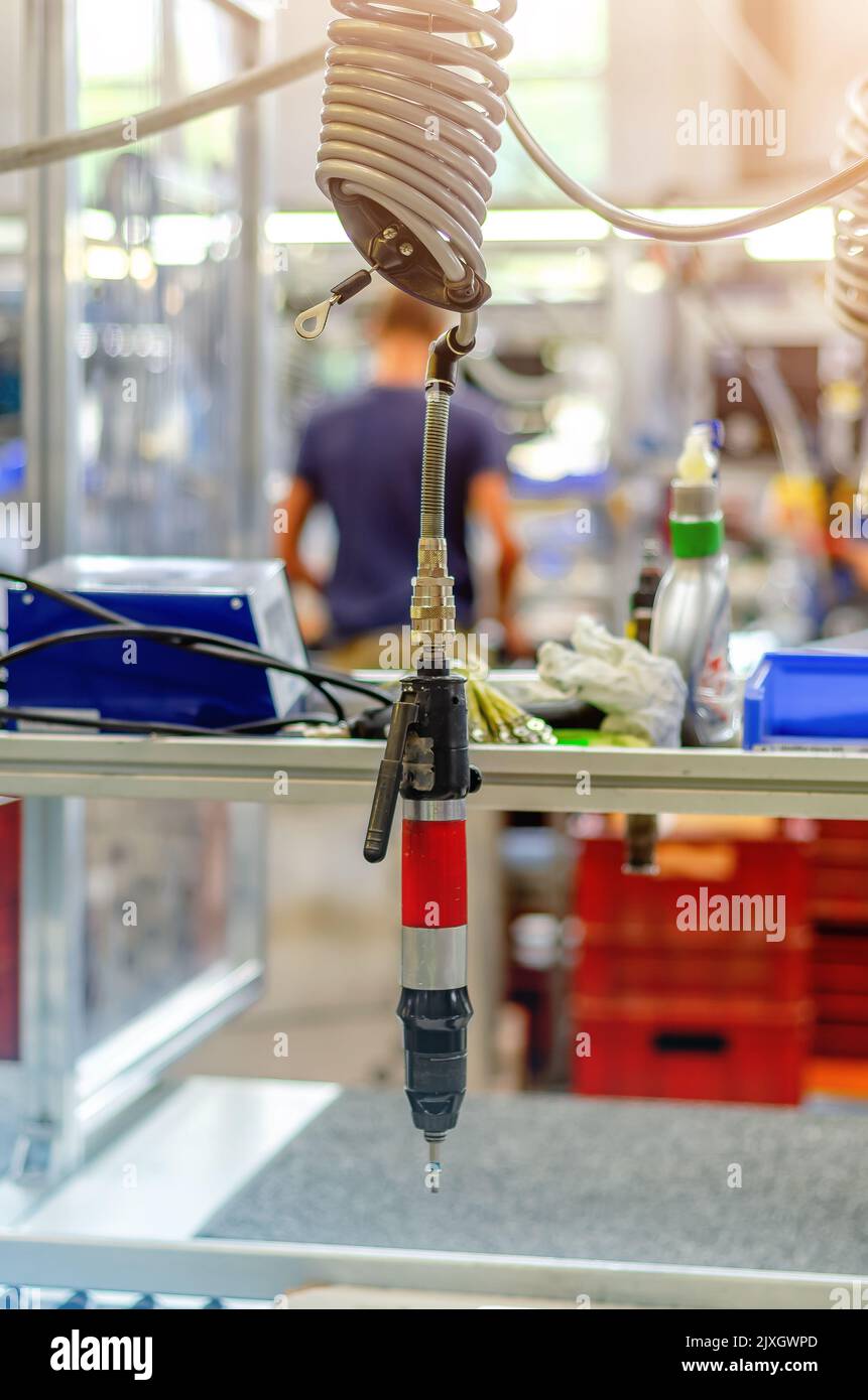 Сlose-up dell'utensile pneumatico in officina di produzione. Impianto per la fabbricazione di dispositivi di illuminazione. Foto Stock
